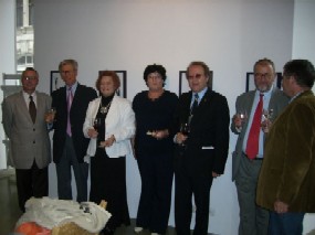 Od leve: dr. Vincenc Rajšp, direktor Slovenskega znastvenega inštituta na Dunaju, dr. Gerhard Wagner, nekdanji veleposlanik Avstrije v Ljubljani, mag. Ivanka Gruber, Milena Munda, dir. sv. Curt Schnecker, predsednik UD Werkbund, dr. Felix Mayrhofer Grünbühl, zastopnik predsednika drustva ÖSLOG dr. Casperja Einema na Dunaju, in dr. Ludwig Karničar.
