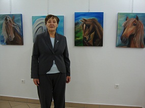 Milka Knežević pred svojimi slikami